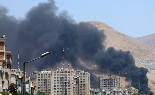Izrael wezwał do ewakuacji i uderzył. Celem był reaktor jądrowy