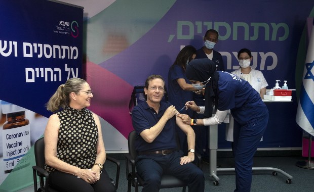 Izrael zaczął podawać trzecią dawkę szczepionki przeciw koronawirusowi