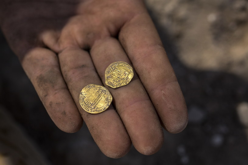 Wykopaliska archeologiczne: znaleziono 424 złote monety. Znalezisko liczy ponad 1000 lat 6 Złote monety