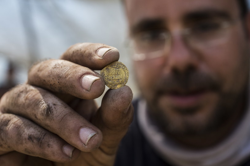 Wykopaliska archeologiczne: znaleziono 424 złote monety. Znalezisko liczy ponad 1000 lat 5 Złota Moneta