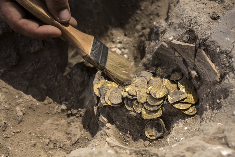 Wykopaliska archeologiczne: znaleziono 424 złote monety. Znalezisko liczy ponad 1000 lat 3 Złote Monety Pod Ziemią