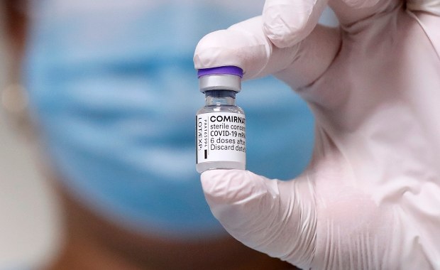 Izraelczycy, którzy nie przyjęli trzeciej dawki szczepionki, utracą paszport covidowy