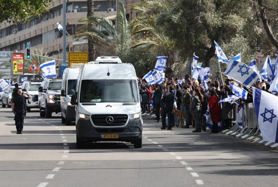 Izraelczycy żegnający rodzinę Bibasów /ABIR SULTAN /PAP/EPA