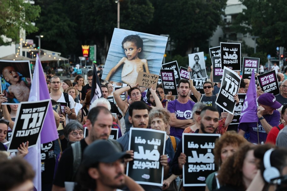 Izraelscy i arabscy aktywiści na wiecu wzywającym do zakończenia wojny w Strefie Gazy i zatrzymania głodu, który jest jej pokłosiem /	ABIR SULTAN /PAP