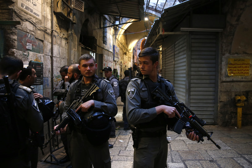 Izraelscy policjanci na miejscu zdarzenia /AHMAD GHARABLI /AFP