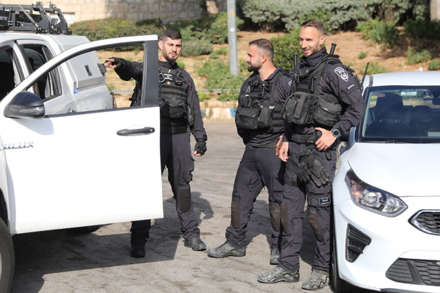 Izraelscy policjanci w pobliżu miejsca strzelaniny w Jerozolimie /ABIR SULTAN /PAP/EPA
