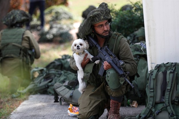 Izraelscy żołnierz po odbiciu kibucu /ATEF SAFADI  /PAP/EPA