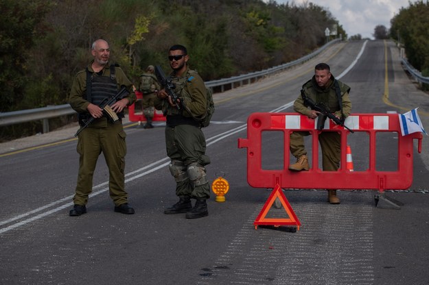 Izraelscy żołnierze na drodze prowadzącej do granicy izraelsko-libańskiej /AYAL MARGOLIN /PAP/EPA