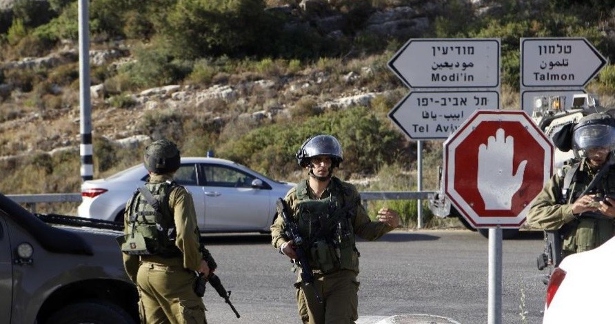 Izraelscy żołnierze na jednym z licznych posterunków na drodze do Tel Awiwu /AFP