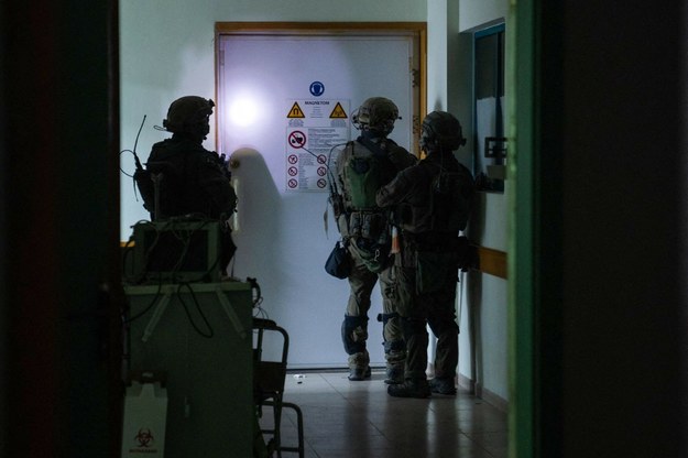 Izraelscy żołnierze na terenie szpitala Al-Szifa /ISRAELI ARMY / AFP / EAST NEWS /AFP