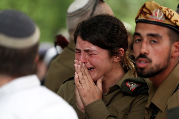 Izraelscy żołnierze opłakują zabitych w wyniku sobotniego ataku /ATEF SAFADI  /PAP/EPA