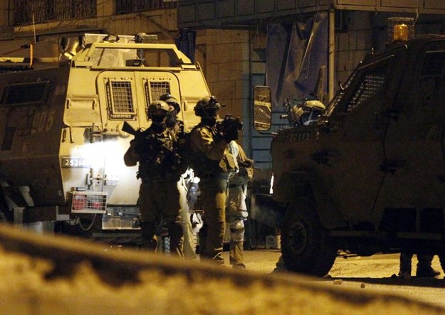 Izraelscy żołnierze poszukują zaginjonych /ABED AL HASHLAMOUN    /PAP/EPA