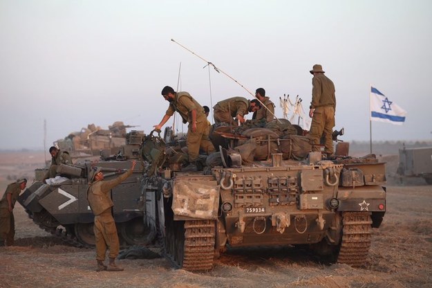 Izraelscy żołnierze przy granicy ze Strefą Gazy /ABIR SULTAN /PAP/EPA