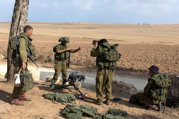Izraelscy żołnierze przy granicy ze Strefą Gazy //JIM HOLLANDER /PAP/EPA