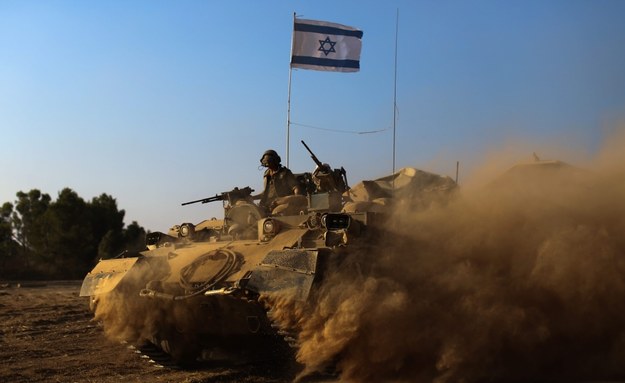 Izraelscy żołnierze w czołgu Merkawa /ATEF SAFADI  /PAP/EPA