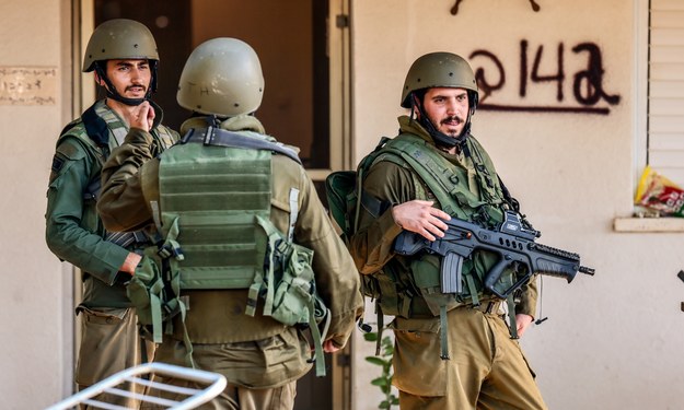 Izraelscy żołnierze w kibucu Cholit, który rankiem 7 października został zaatakowany przez terrorystów z Hamasu /HANNIBAL HANSCHKE /PAP/EPA