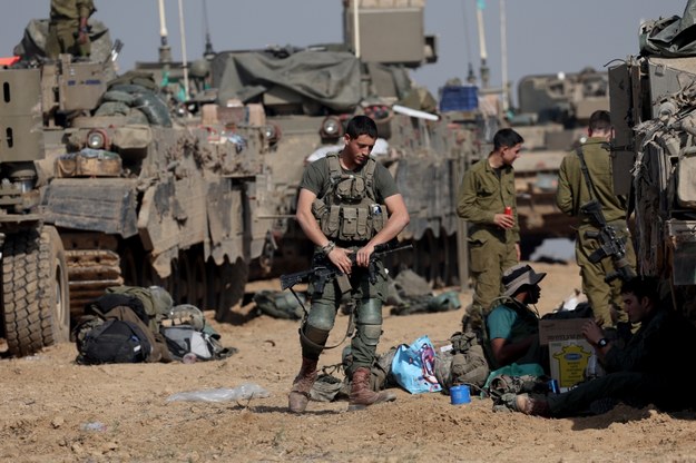 Izraelscy żołnierze w pobliżu granicy ze Strefą Gazy /ATEF SAFADI  /PAP/EPA