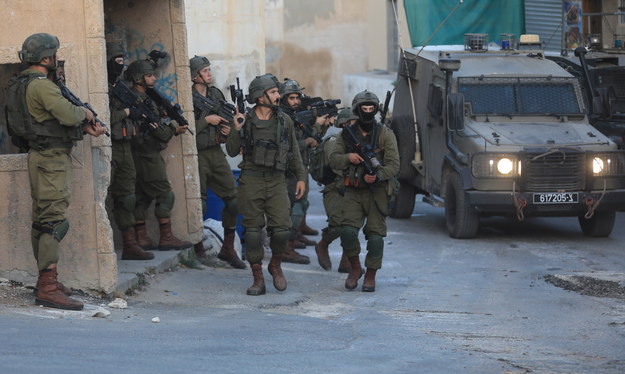 Izraelscy żołnierze w rejonie miasta Dżanin na terenie Strefy Gazy /ALAA BADARNEH  /PAP/EPA