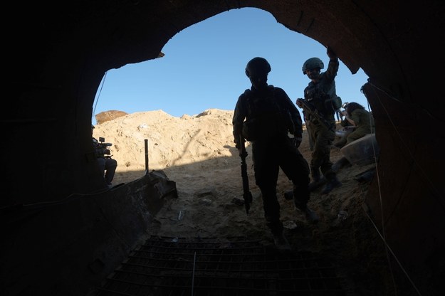 Izraelscy żołnierze wkraczają do tunelu Hamasu /ATEF SAFADI  /PAP/EPA