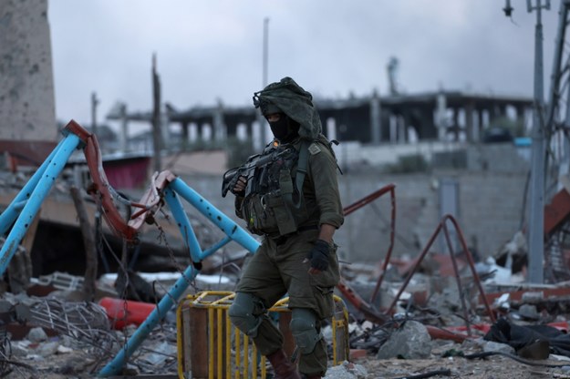 Izraelska armia prowadzi inwazję lądową w Strefie Gazy /ATEF SAFADI  /PAP/EPA