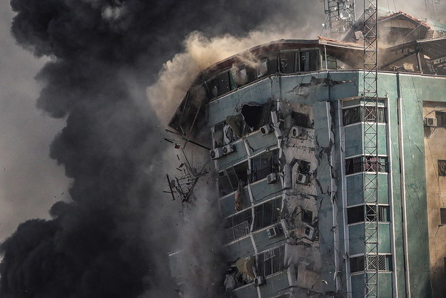 Izraelska armia w sobotę zburzyła 13-piętrowy budynek w Gazie /MOHAMMED SABER  /PAP/EPA
