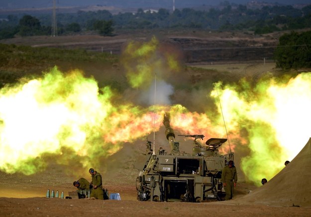 Izraelska artyleria odpala pociski w kierunku Strefy Gazy /AVI ROCCAH /PAP/EPA