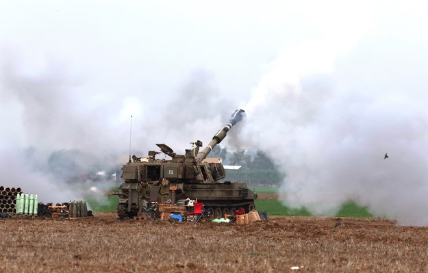 Izraelska artyleria ostrzeliwująca cele na terenie Strefy Gazy /ATEF SAFADI  /PAP/EPA