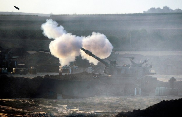 Izraelska artyleria ostrzeliwuje pozycje Hamasu w Strefie Gazy //JIM HOLLANDER /PAP/EPA