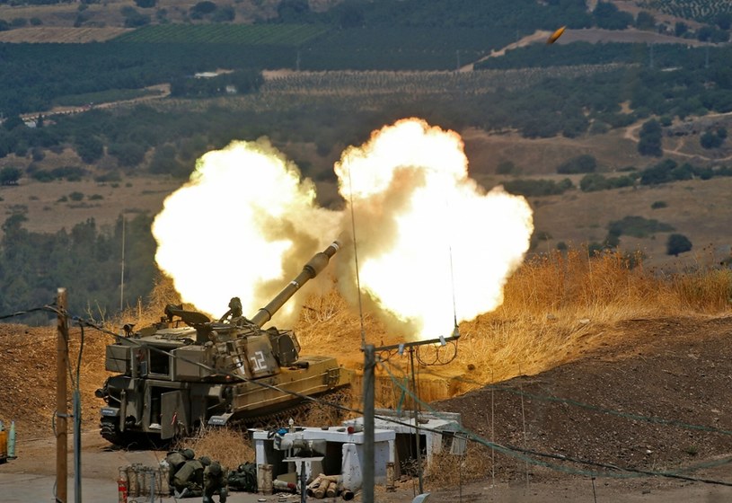 Izraelska haubica w akcji; zdj. ilustracyjne /JALAA MAREY / AFP /East News