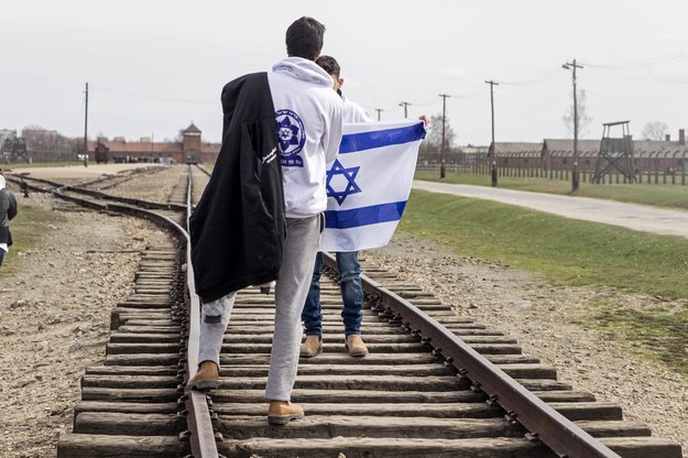 Izraelska młodzież w Auschwitz na zdjęciu archiwalnym /Shutterstock