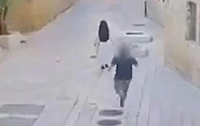 Izraelska policja opublikowała nagranie z ataku na zakonnicę. Ze względu na jego drastyczność nie zamieszczamy go w artykule. Na screenie powyżej moment przed atakiem. /