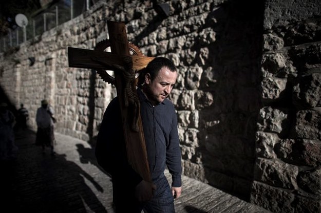 Izraelska policja zatrzymała palestyńskich chrześcijan w drodze do Bazyliki Grobu Pańskiego /Oliver Weiken /PAP/EPA