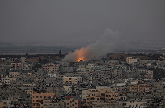 Izraelska rakieta spadła w mieście Gaza, stolicy palestyńskiej Strefy Gazy /MOHAMMED SABER  /PAP/EPA