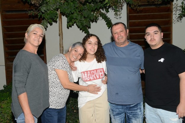 Izraelska żołnierka Ori Megidisz (w środku) na zdjęciu z rodziną /@IDF / X /