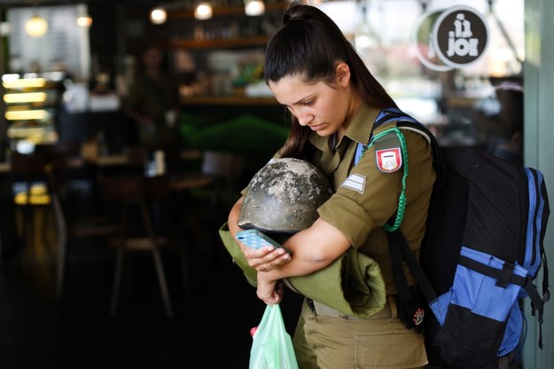 Izraelska żołnierka przeczekuje w kawiarni czerwony alert /ATEF SAFAD /PAP/EPA