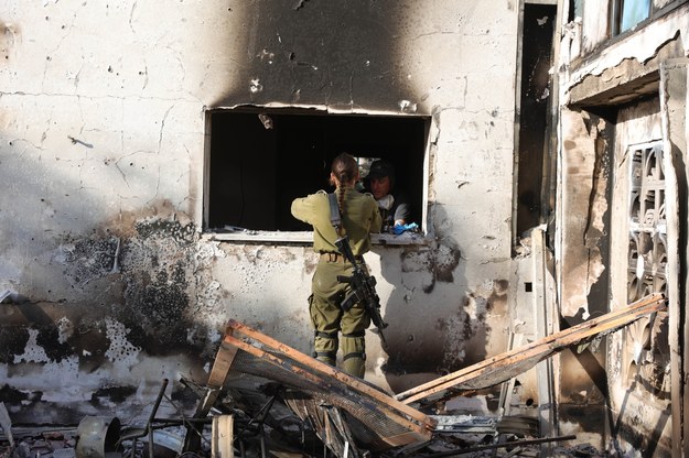 Izraelska żołnierka w kibucu Be'eri na południu kraju, który rankiem 7 października został zaatakowany przez terrorystów z Hamasu /ABIR SULTAN /PAP/EPA