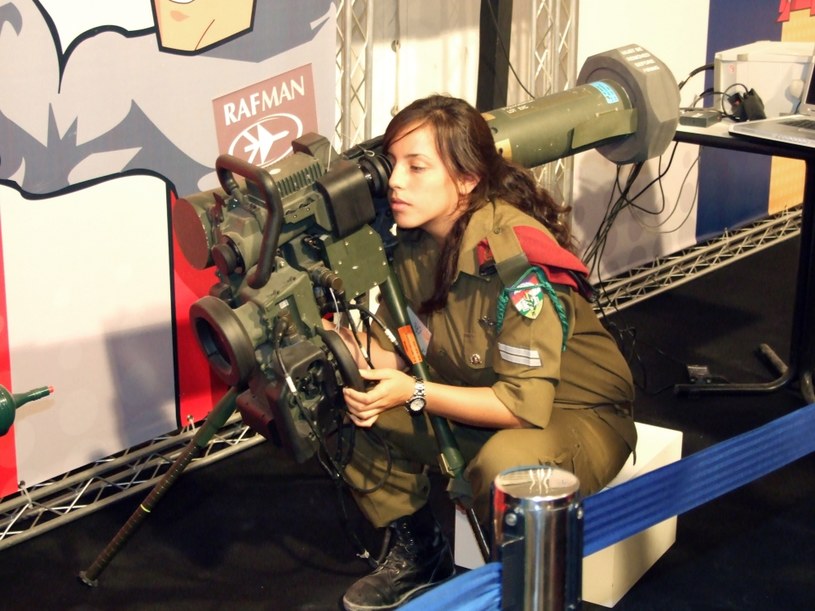 Izraelska żołnierka z pociskiem Spike /Wikipedia