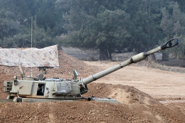 Izraelski czołg przy granicy ze Strefą Gazy /ABIR SULTAN /PAP/EPA