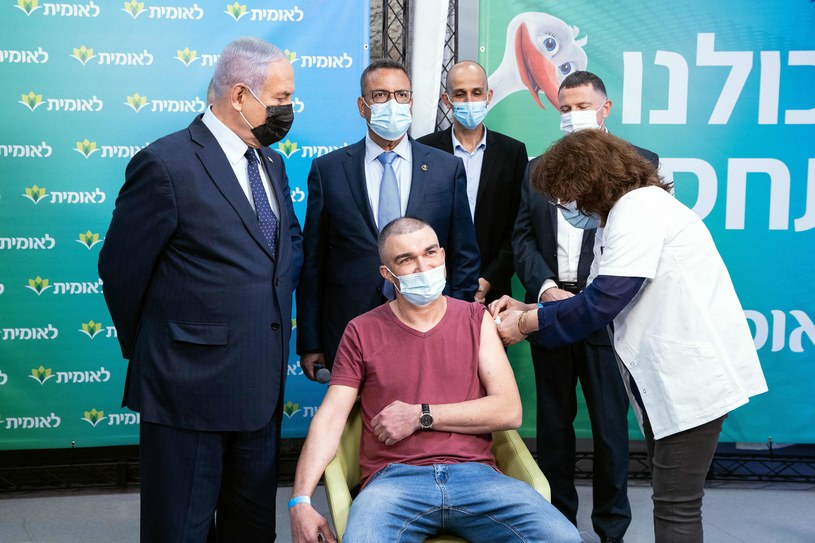 Izraelski premier Benjamin Netanjahu przy czteromilionowym zaszczepionym obywatelu /ALEX KOLOMIENSKY  /AFP