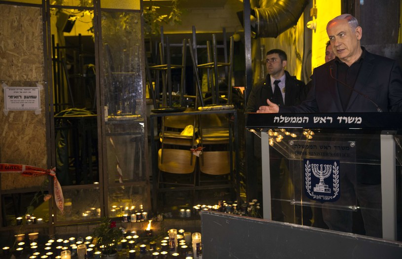Izraelski premier w miejscu, w którym doszło do strzelaniny /AFP
