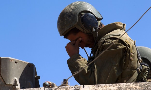 Izraelski żołnierz w czołgu Merkawa /ATEF SAFADI  /PAP/EPA