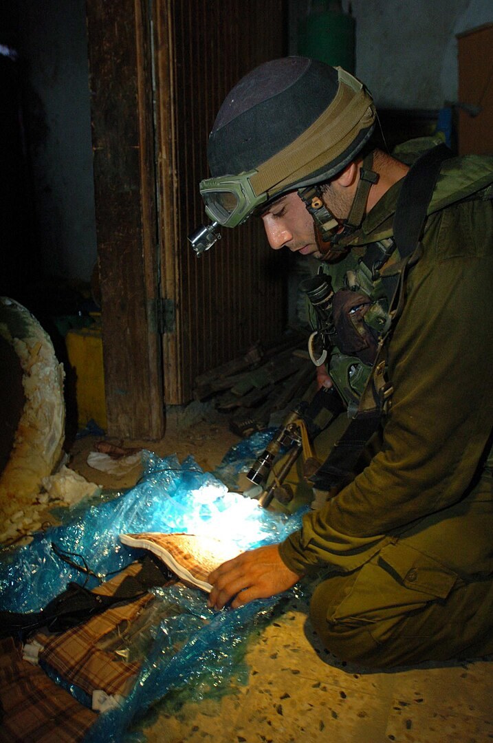 Izraelski żołnierz znajdujący ukryty pas szahida /Israel Defense Forces, licencja Creative Commons 2.0 /Wikimedia