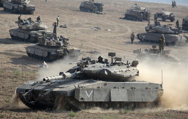 Izraelskie czołgi przy granicy Strefy Gazy /JIM HOLLANDER    /PAP/EPA