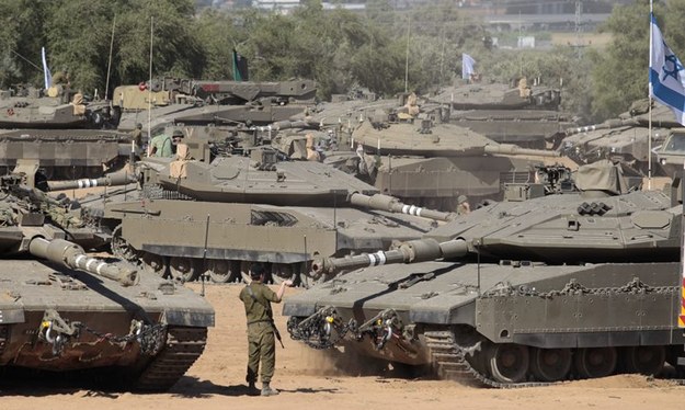 Izraelskie czołgi przy granicy ze Strefą Gazy /JIM HOLLANDER    /PAP/EPA