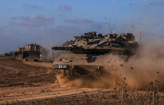 Izraelskie czołgi suną w kierunku Strefy Gazy /STR /PAP/EPA