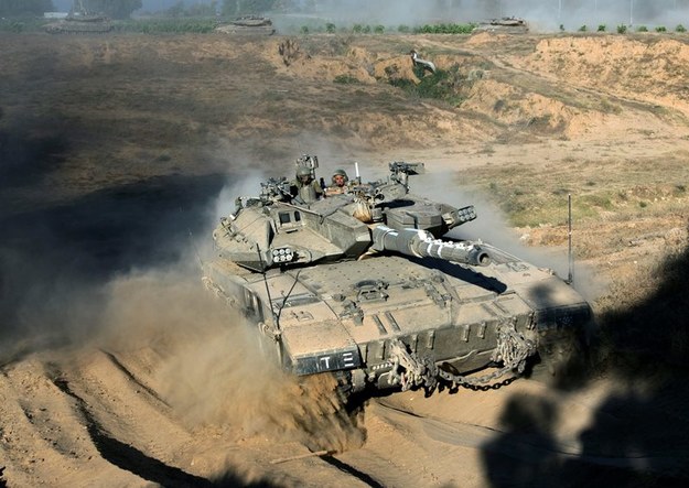 Izraelskie czołgi w Strefie Gazy /JIM HOLLANDER    /PAP/EPA
