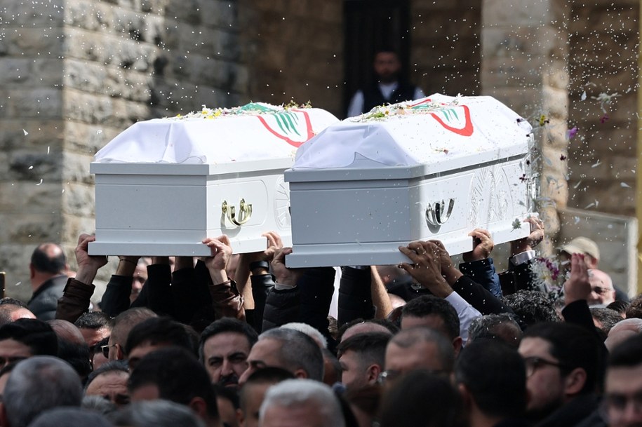 Izraelskie lotnictwo atakuje cele Hezbollahu w Libanie; tamtejszy resort zdrowia informuje, że w całym kraju zabitych bądź rannych zostało kilkaset osób (na zdjęciu: pogrzeb jednego z libańskich wojskowych i jego żony 7 kwietnia 2025 r.) /WAEL HAMZEH /PAP/EPA