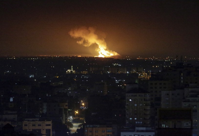 Izraelskie lotnictwo ostrzelało w nocy z soboty na niedzielę pozycje Hamasu w południowej Strefie Gazy. /	PAP/EPA/MOHAMMED SABER /PAP/EPA