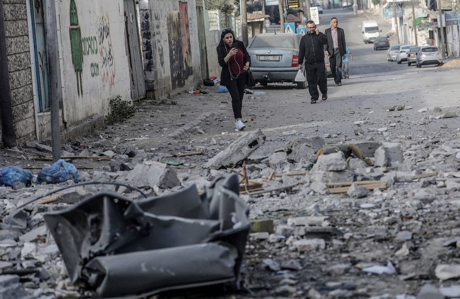 Izraelskie lotnictwo w odpowiedzi dokonało nalotów na 120 lokalizacji należących do Hamasu /MOHAMMED SABER  /PAP/EPA