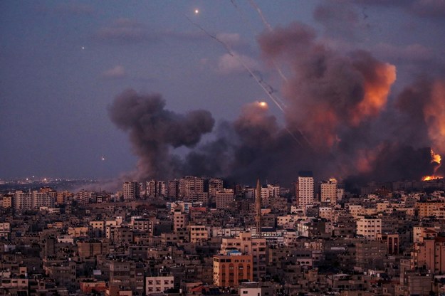 Izraelskie rakiety spadające na Strefę Gazy /MOHAMMED SABER  /PAP/EPA